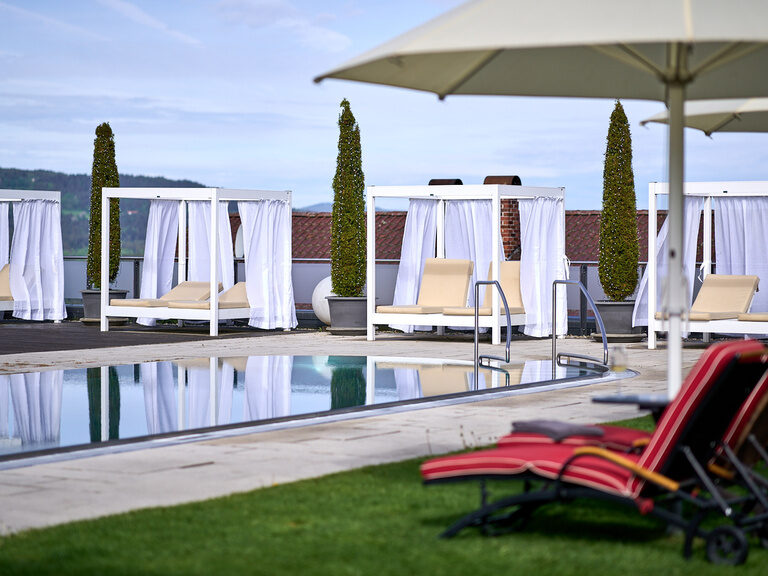 Die exklusive Pool Bar im Hotel Oswald bietet Erfrischungen und Cocktails in stilvollem Ambiente direkt am Infinity Pool.