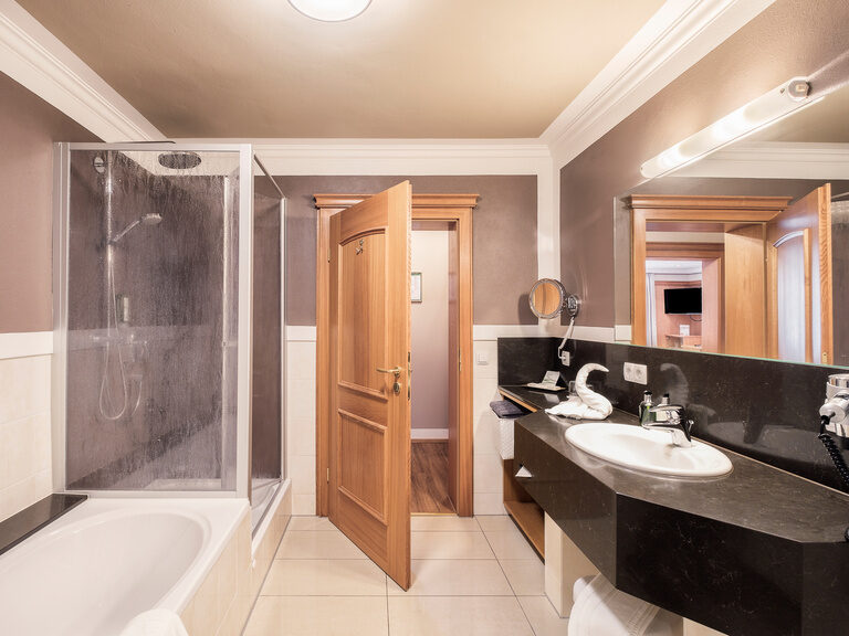 Modernes Badezimmer im Doppelzimmer Plus im Hotel Oswald mit edlem Waschtisch und hochwertiger Dusche.