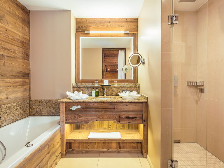 Das elegante Badezimmer im Storchennest Plus des Landromantik Hotel Oswald mit moderner Ausstattung.