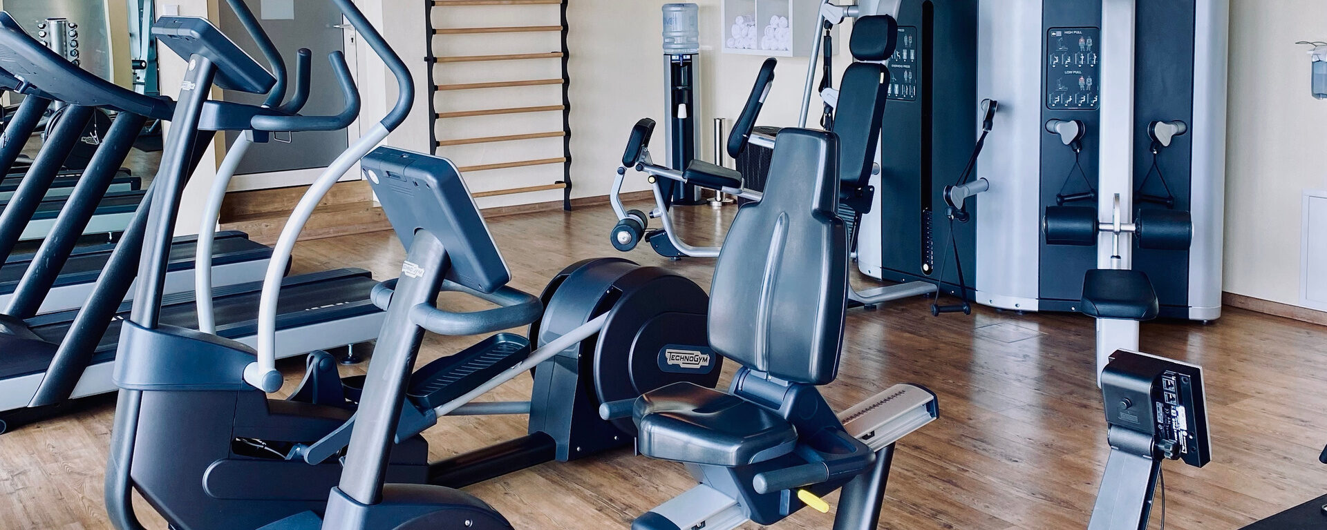 Die Cardio-Fitnessgeräte im Wellnesshotel Oswald stehen in einem lichtdurchfluteten Raum mit hochwertigem Ambiente.