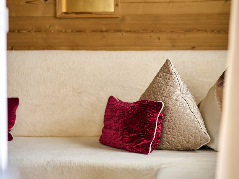 Gemütliche Couch mit flauschigen Kissen in einer der Top Suiten im Hotel Oswald Bayerischer Wald.
