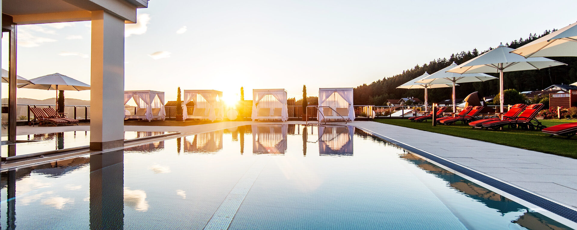 Das Dachschwimmbad im Wellnesshotel Oswald – ideal für eine entspannende Schwimmrunde bei Sonnenuntergang im Bayerischen Wald.