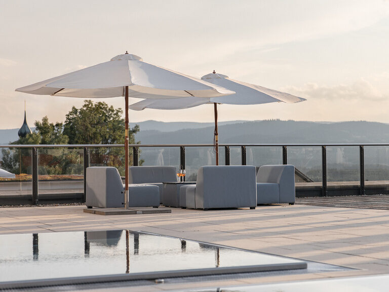 Die stilvolle Dachterrasse des Hotel Oswald bietet einen traumhaften Panoramablick über den Bayerischen Wald.