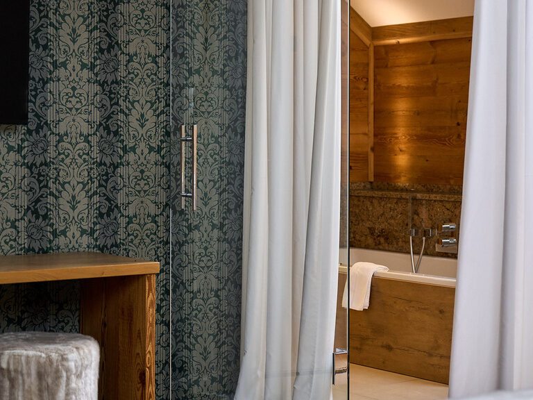 badezimmer-holzdesign-hotel-oswald