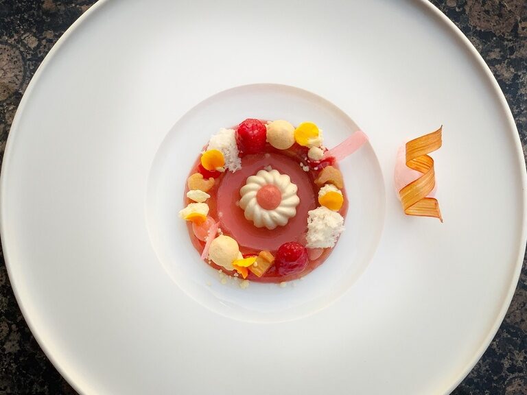 Feines Dessert kunstvoll angerichtet auf weißem Teller im Hotel Oswald im Bayerischen Wald.