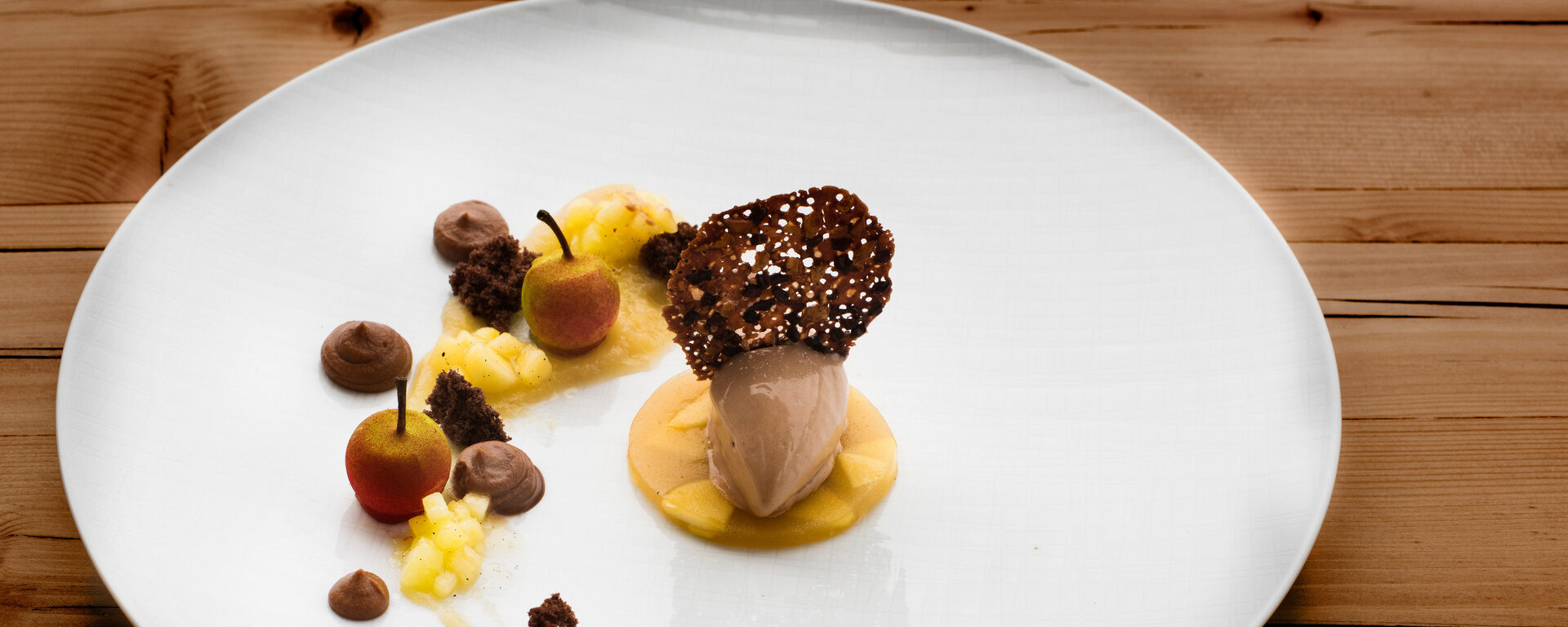 Das kunstvoll angerichtete Dessert im Restaurant des Hotel Oswald im Bayerischen Wald vereint süße Raffinesse mit kreativer Optik.