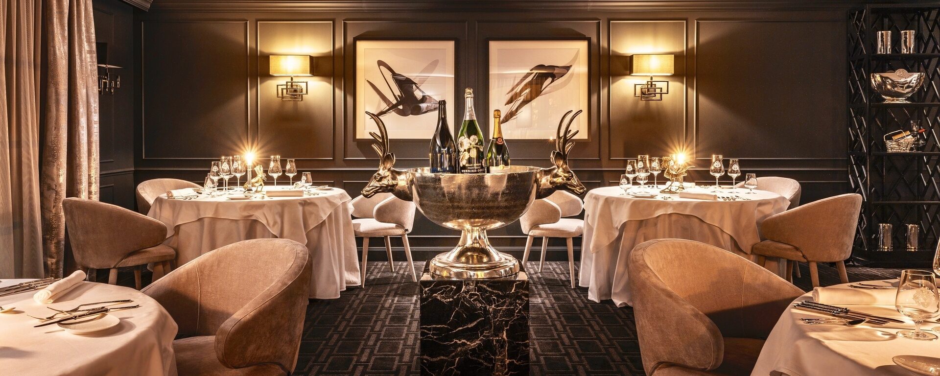 Das Michelin-geführte Restaurant Oswalds Gourmetstube mit fein gedeckten Tischen und stilvoller Beleuchtung im Hotel Oswald