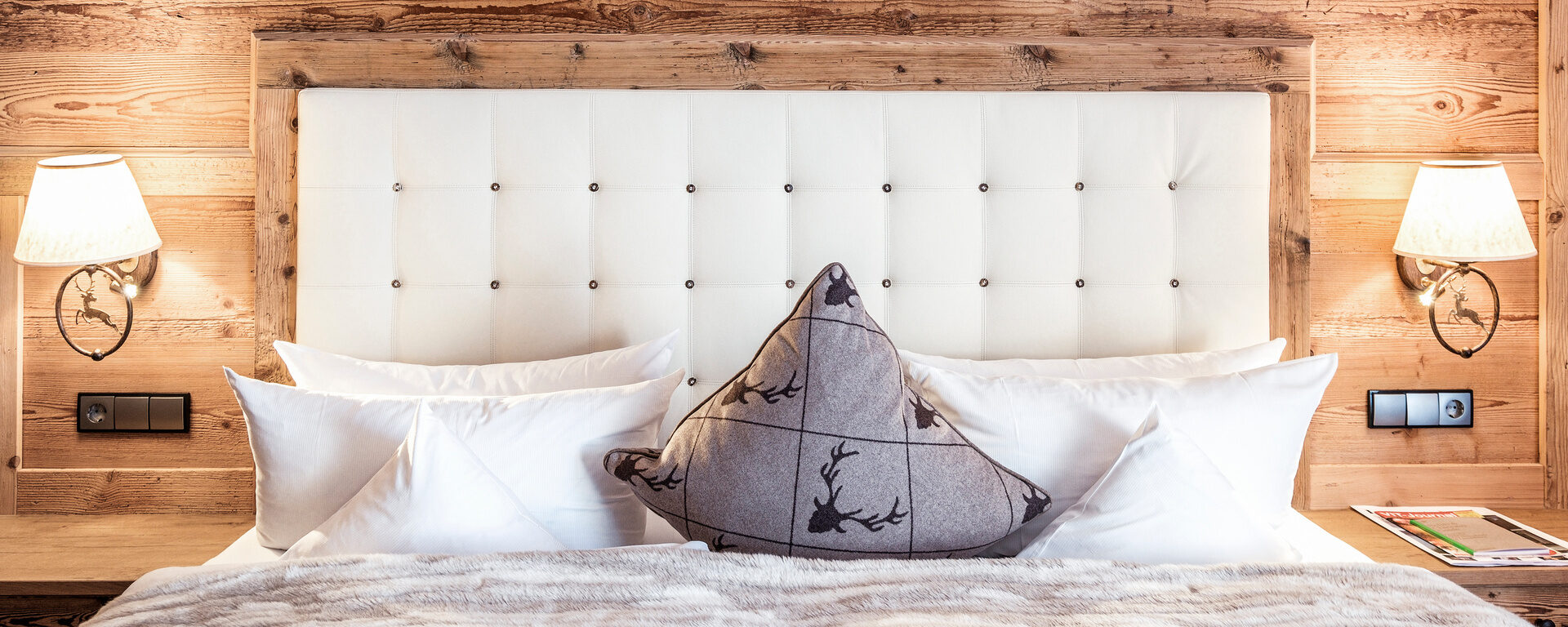 Das Doppelzimmer Hirschenstein im Naturholzdesign mit kuscheligen Bett im Hotel Oswald.