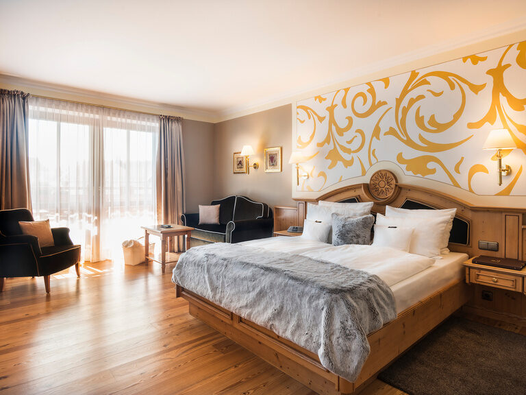 Das Doppelzimmer Landgold ist ein harmonisch dekoriertes Zimmer mit großem Bett und Balkon im Hotel Oswald Bayerischer Wald.