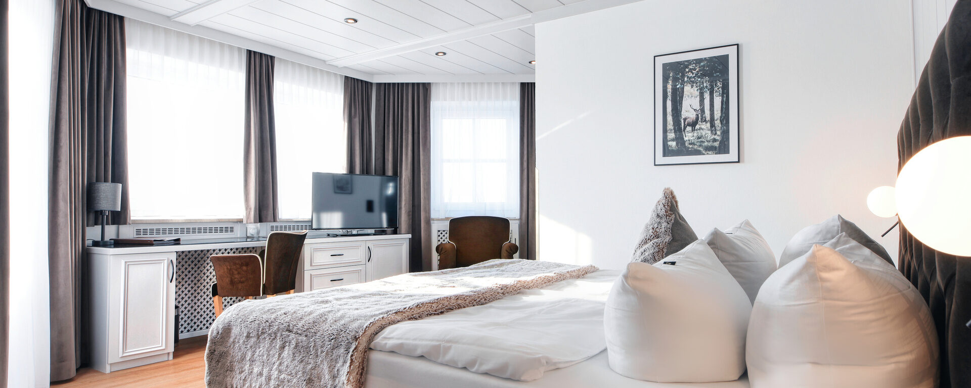 Das komfortable Doppelzimmer Plus 105 mit Schreibtisch und Fernseher im Landromantik Hotel Oswald Bayerischer Wald.
