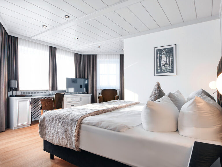Das komfortable Doppelzimmer Plus 105 mit Schreibtisch und Fernseher im Landromantik Hotel Oswald Bayerischer Wald.