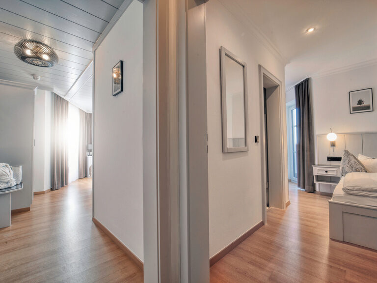 Helles Doppelzimmer Plus im Hotel Oswald mit stilvollen Holzelementen, gemütlichem Bett und modernem Interieur.