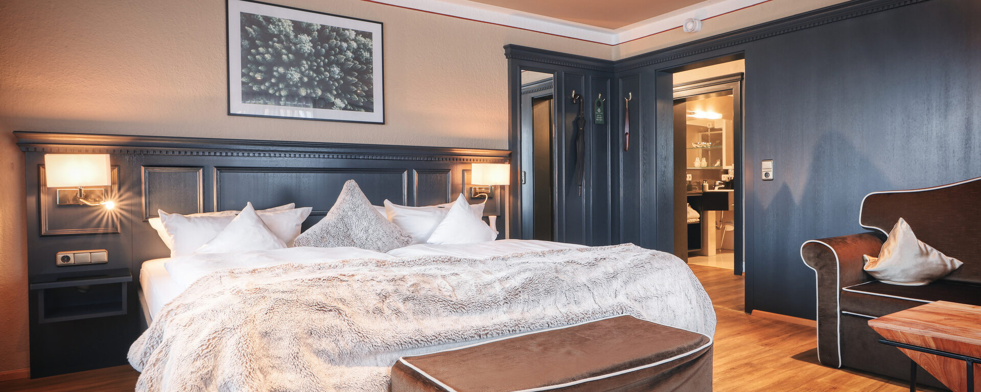 Ein modernes Hotelzimmer mit eleganter Beleuchtung und Designermöbeln.