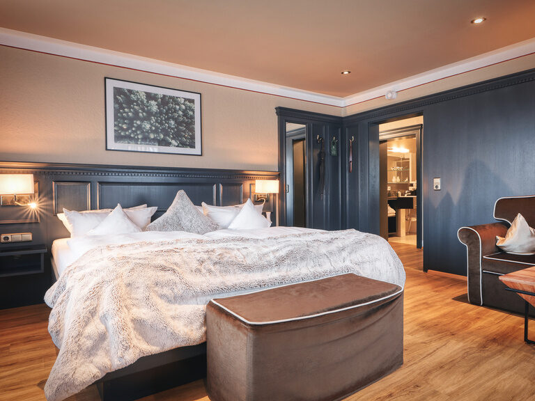 Ein modernes Hotelzimmer mit eleganter Beleuchtung und Designermöbeln.