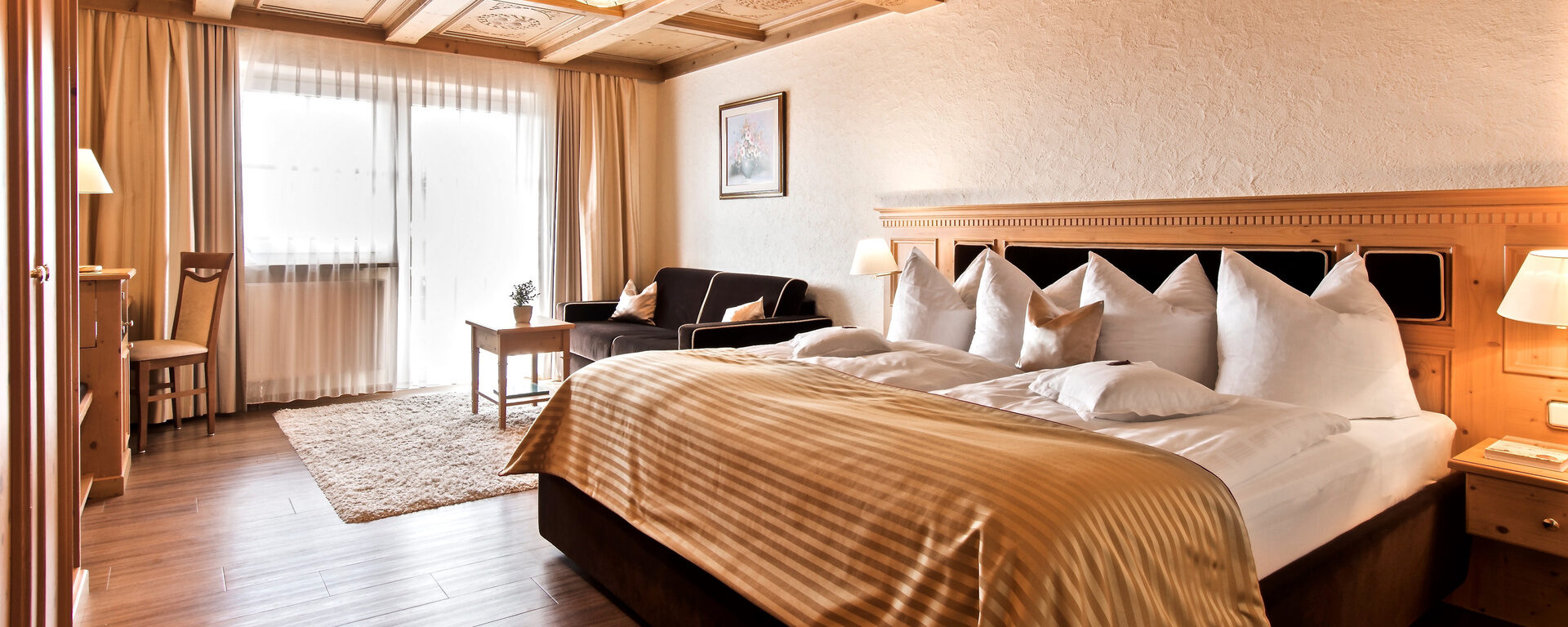 Das Charmante Doppelzimmer Roulette im Hotel Oswald mit edlen Holzelementen, Tradition trifft auf mordernen Luxus.