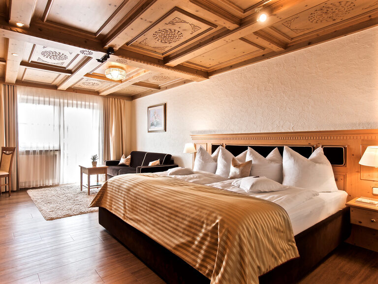 Das Charmante Doppelzimmer Roulette im Hotel Oswald mit edlen Holzelementen, Tradition trifft auf mordernen Luxus.