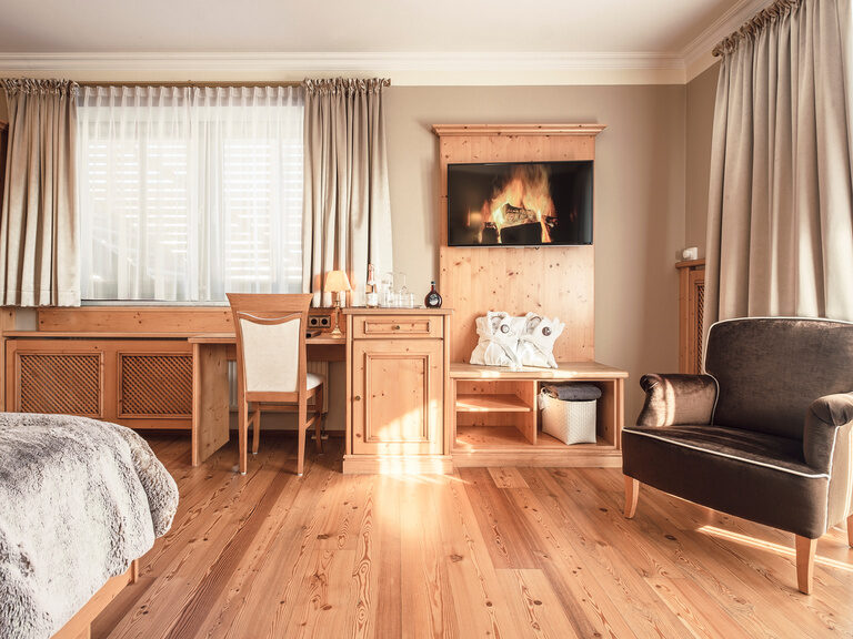 Das Doppelzimmer Roulette mit warmen Holztönen, hochwertiger Einrichtung und gemütlichem Kingsize-Bett im Bayerischen Wald.