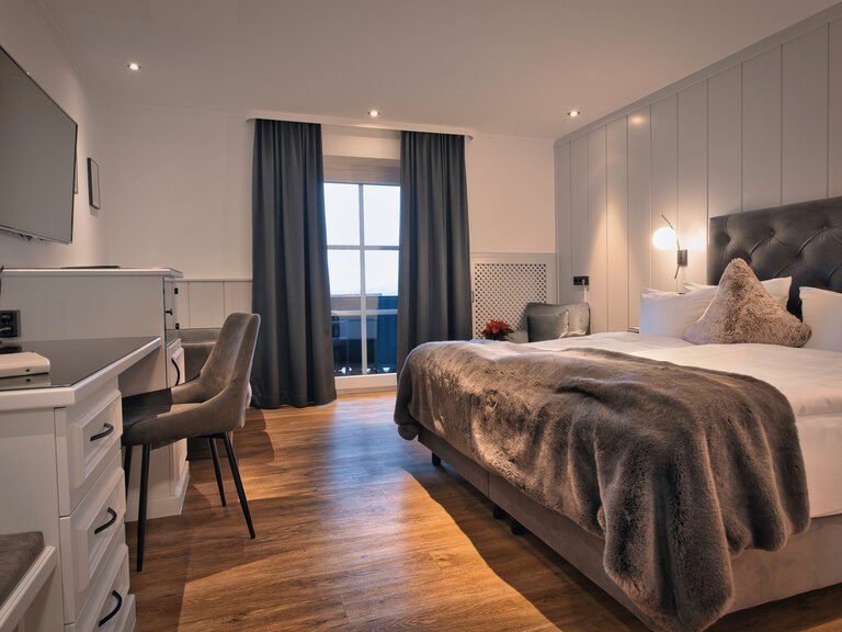 Das moderne Doppelzimmer Roulette mit stilvollem Design, kuscheliger Tagesdecke und Balkon im Hotel Oswald Bayerischer Wald