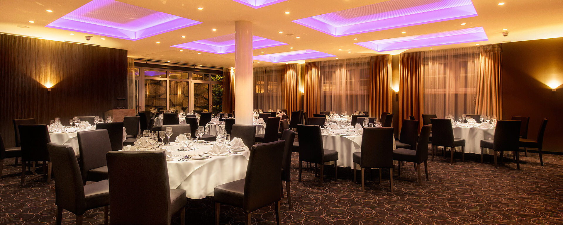 Der stilvolle Veranstaltungsraum im Hotel Oswald eignet sich ideal für Feiern, Bankette und exklusive Abendveranstaltungen.