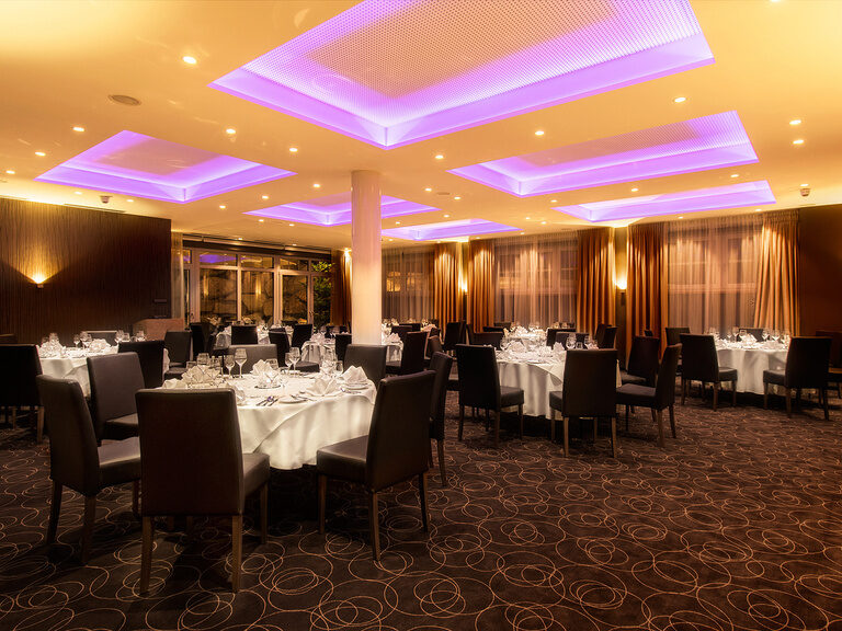 Der stilvolle Veranstaltungsraum im Hotel Oswald eignet sich ideal für Feiern, Bankette und exklusive Abendveranstaltungen.
