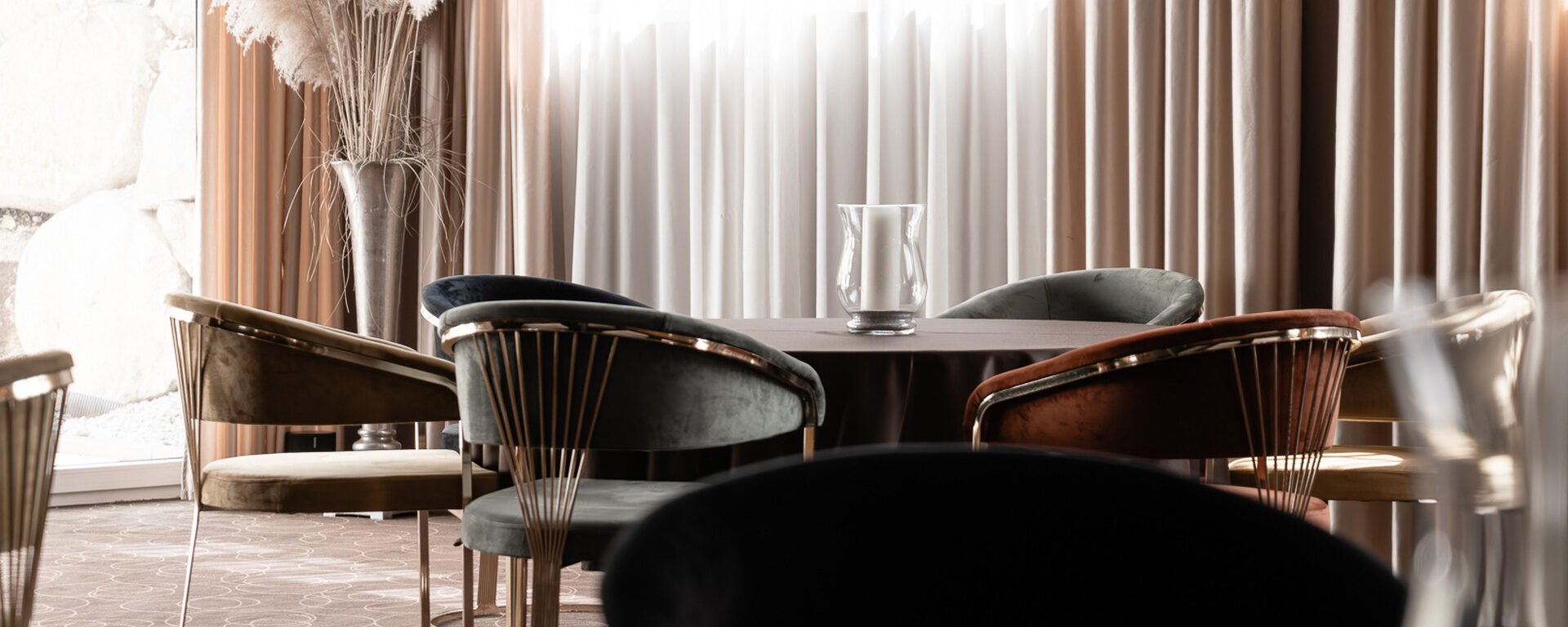 Stilvolle Event-Location im Hotel Oswald mit eleganter Bestuhlung, sanfter Beleuchtung und exklusivem Ambiente für besondere Anlässe.
