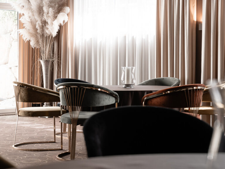 Stilvolle Event-Location im Hotel Oswald mit eleganter Bestuhlung, sanfter Beleuchtung und exklusivem Ambiente für besondere Anlässe.