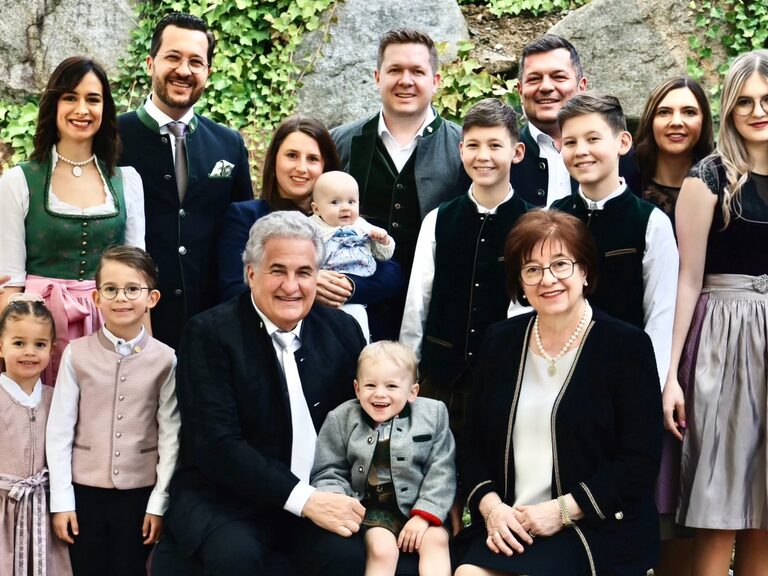 Die Familie Oswald, Gastgeber des Landromantik Hotels Oswald, steht für gelebte Gastfreundschaft und herzliche Tradition.