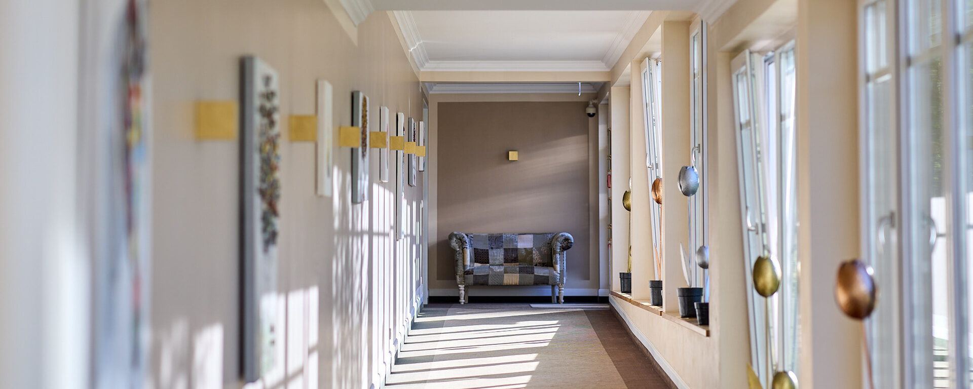 Heller Korridor, licht durchflutet im Hotel Oswald.