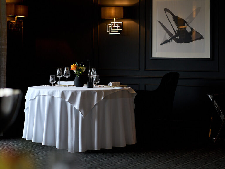 Der stilvoll gedeckte Tisch in Oswald’s Gourmetstube steht für exklusives Fine Dining in elegantem Ambiente.
