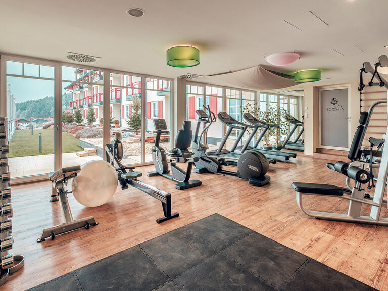 Der Fitnessraum bietet zahlreiche Trainingsmöglichkeiten für Gäste im Landromantik Hotel Oswald Bayerischer Wald.