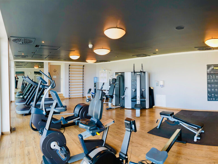 Der modern ausgestattete Fitnessraum im Hotel Oswald mit verschiedenen Trainingsgeräten für Cardio und Krafttraining..