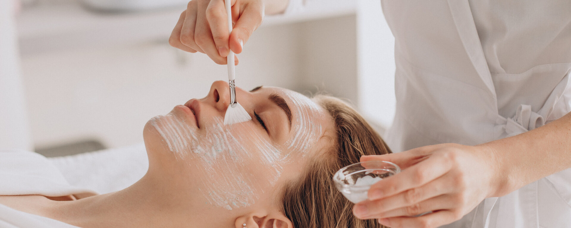 Die klassische Gesichtsbehandlung im Wellnesshotel Oswald verwöhnt die Haut mit pflegenden Wirkstoffen für neue Frische.