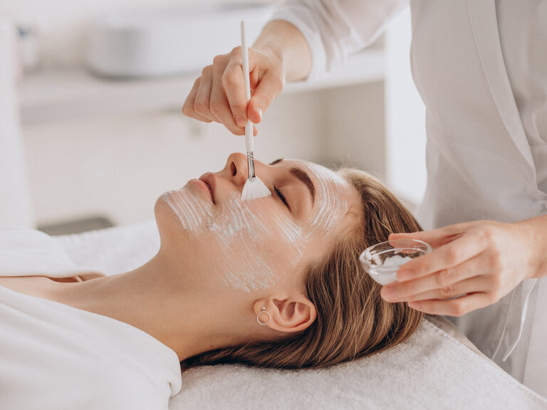 Die klassische Gesichtsbehandlung im Wellnesshotel Oswald verwöhnt die Haut mit pflegenden Wirkstoffen für neue Frische.