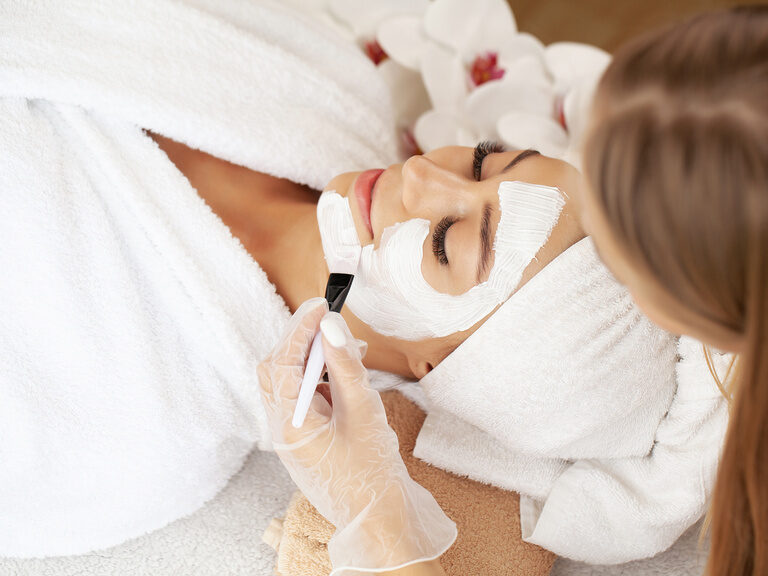 Die pflegende Gesichtsmaske im Wellnesshotel Oswald schenkt neue Frische und ein sichtbar erholtes Hautbild.