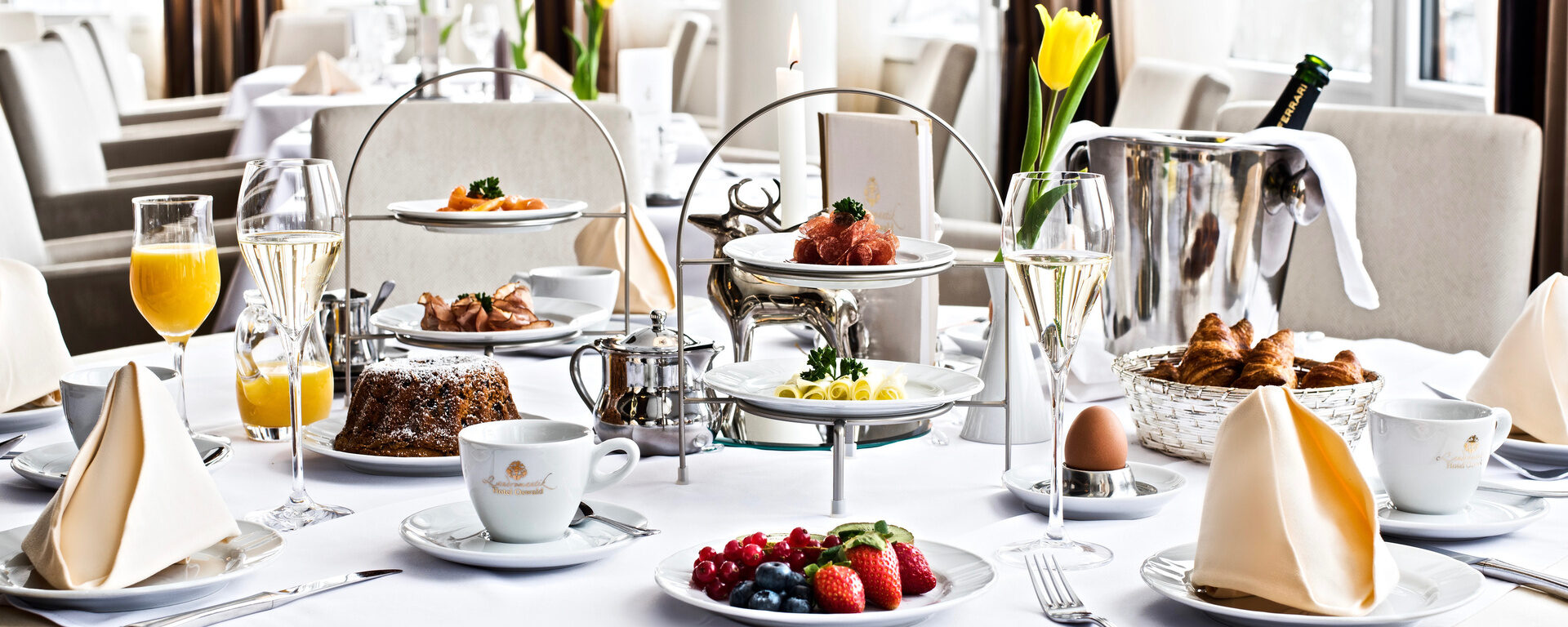 Genussvolles Frühstück im Hotel Oswald mit einem reich gedeckten Tisch und stilvollen Details für einen gelungenen Start in den Tag.