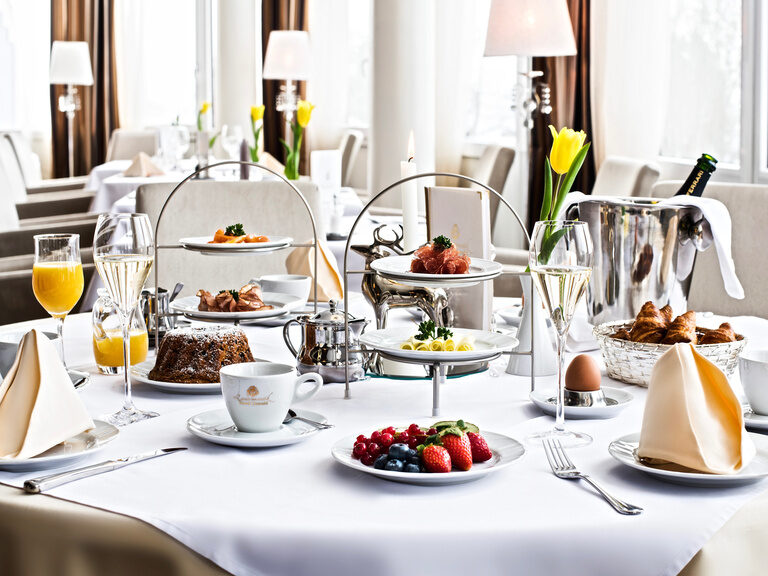 Genussvolles Frühstück im Hotel Oswald mit einem reich gedeckten Tisch und stilvollen Details für einen gelungenen Start in den Tag.