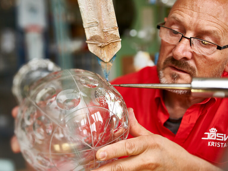 Ein Glasbläser bearbeitet ein Stück Glas im Bayerischen Wald