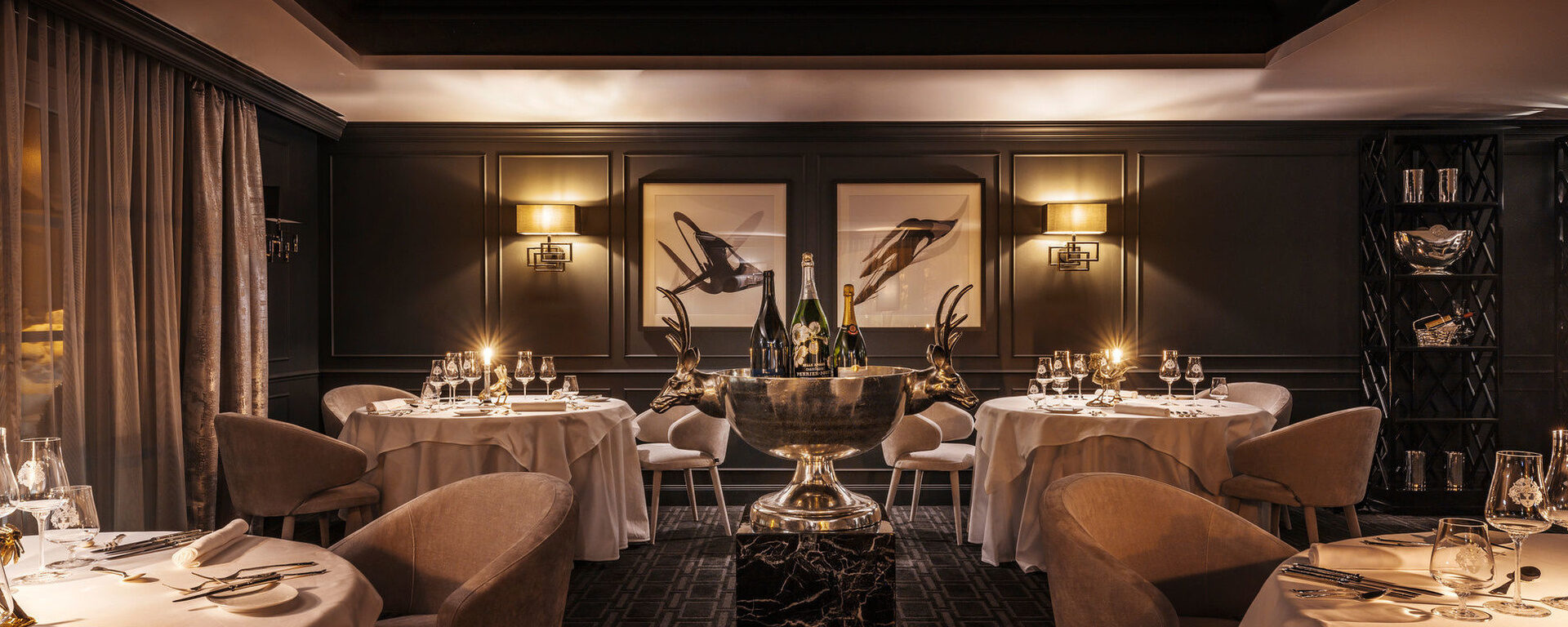 Das elegant eingerichtete Sternerestaurant mit gedimmter Belichtung für eine angenehme Atmosphäre im Hotel Oswald.