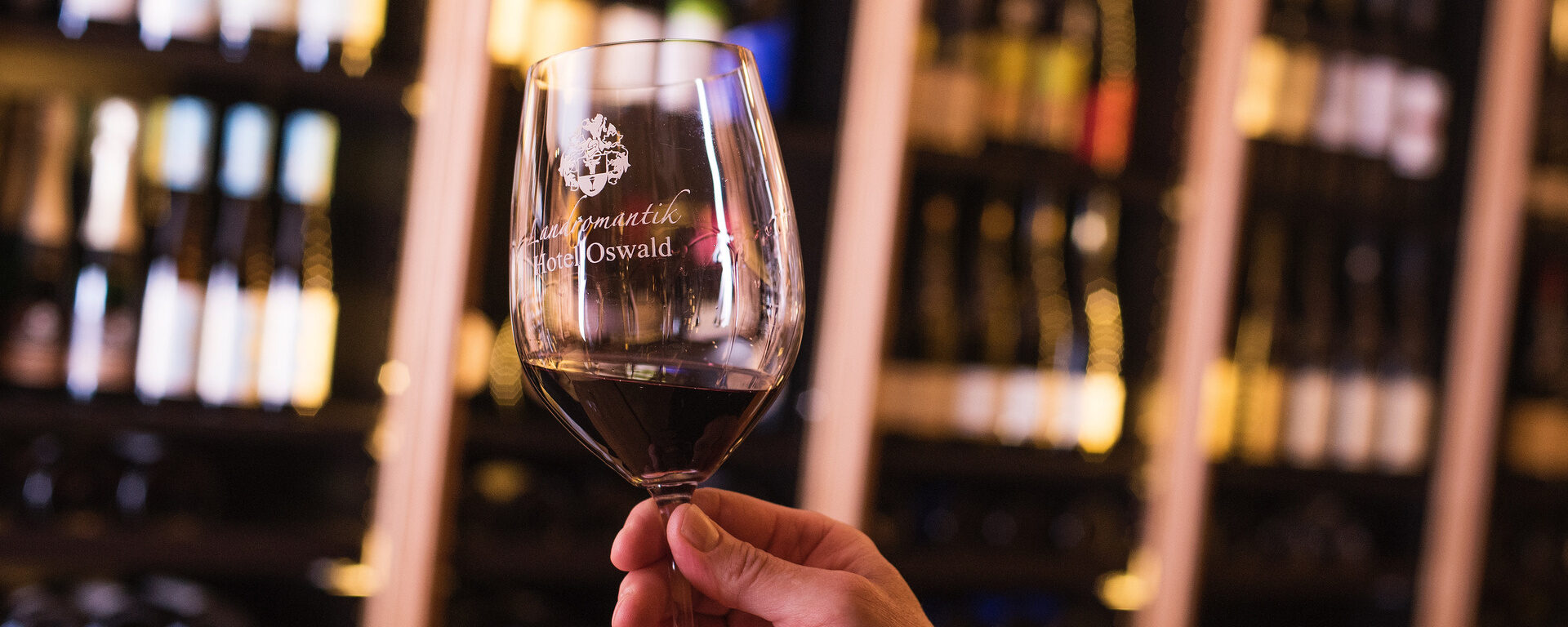 Der exklusive Weinkeller im Hotel Oswald bietet eine erlesene Auswahl edler Tropfen für genussvolle Weinmomente.