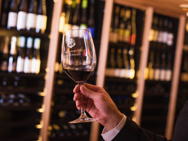 Der exklusive Weinkeller im Hotel Oswald bietet eine erlesene Auswahl edler Tropfen für genussvolle Weinmomente.