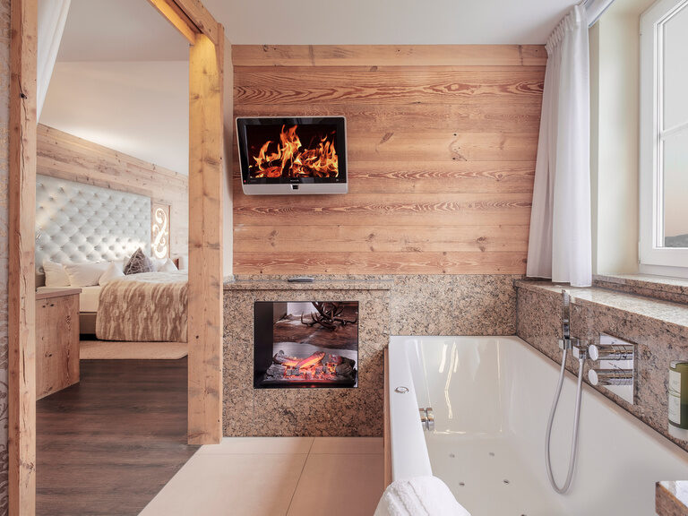 Das luxuriöse Badezimmer der Hirschensteinsuite de luxe im Hotel Oswald Bayerischer Wald bietet höchsten Komfort mit freistehender Badewanne.