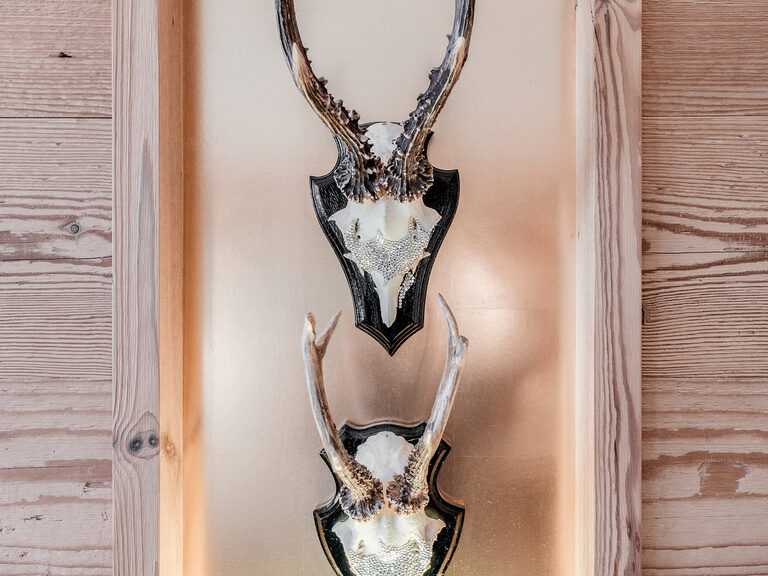 Das liebevoll gestaltete Detail mit Jagdtrophäen in der Hirschensteinsuite de luxe im Hotel Oswald Bayerischer Wald.