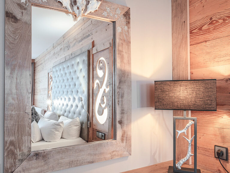Der stilvolle Schreibtischbereich der Hirschensteinsuite de luxe im Hotel Oswald Bayerischer Wald verbindet Naturmaterialien mit elegantem Design.
