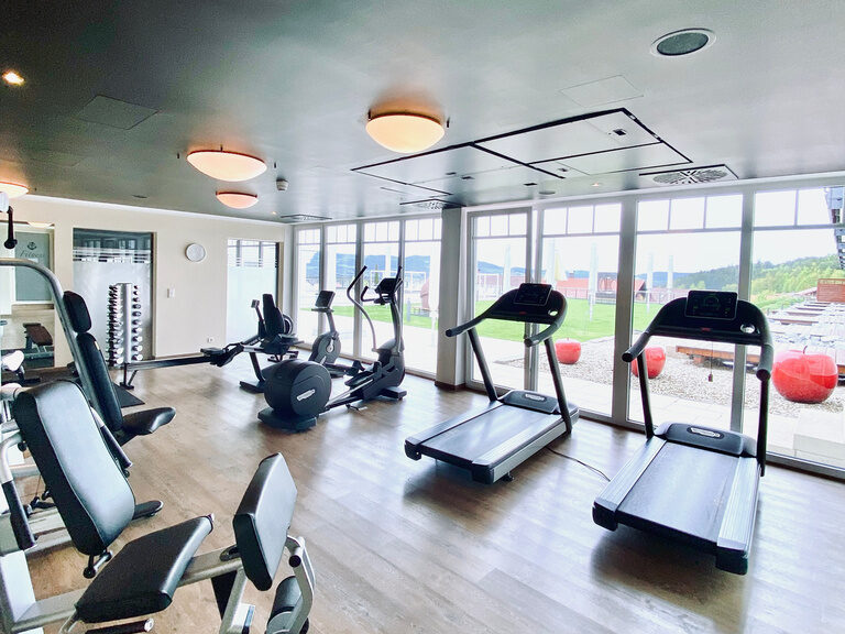 Eine harmonische Beleuchtung im Fitnessraum schafft ein angenehmes Ambiente für Krafttraining und Ausdauerübungen im Hotel Oswald.