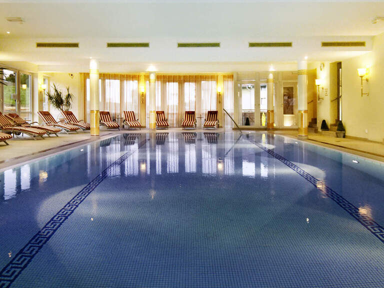 Ein einladendes Hallenbad mit durchdachtem Interior Design im Hotel.