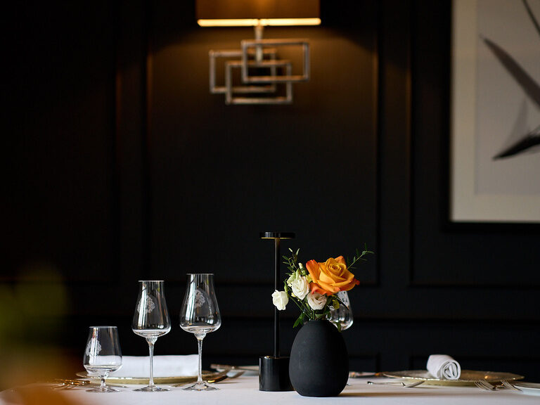 Edles Fine-Dining-Ambiente im Gourmetrestaurant des Hotel Oswald im Bayerischen Wald.