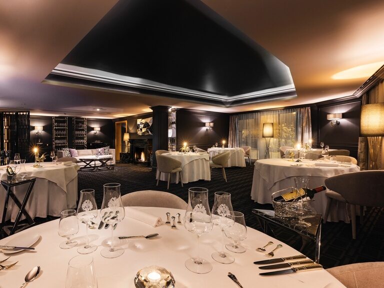 Das exklusive Gourmetrestaurant im Hotel Oswald mit stimmungsvoller Beleuchtung.