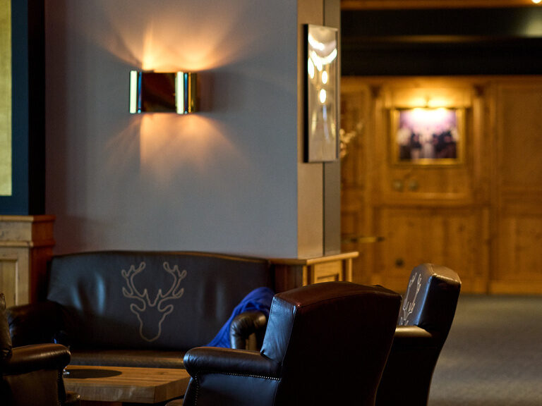 Gemütliche Ledersitzecke mit Hirschmotiv im Hotel Oswald im Bayerischen Wald.