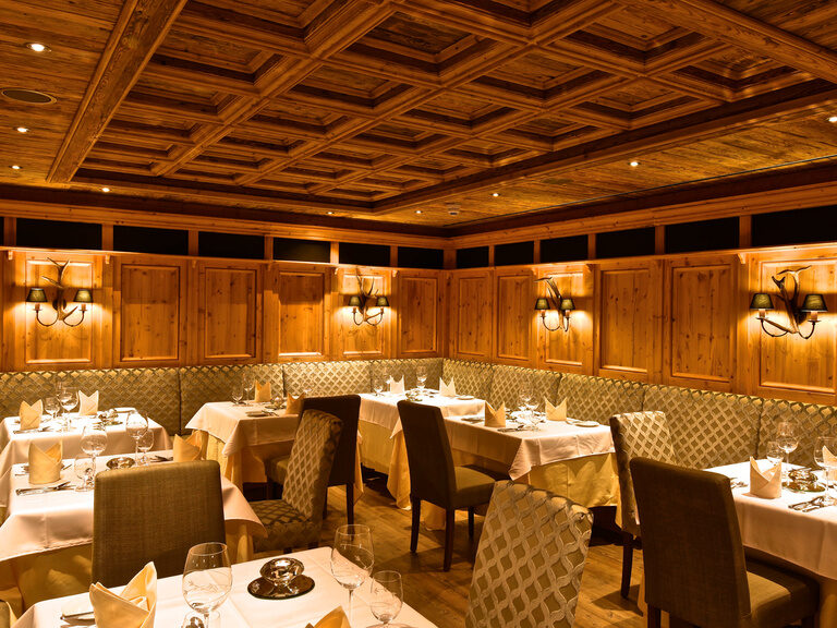 Traditioneller Restaurantbereich mit Holzvertäfelung im Hotel Oswald im Bayerischen Wald.