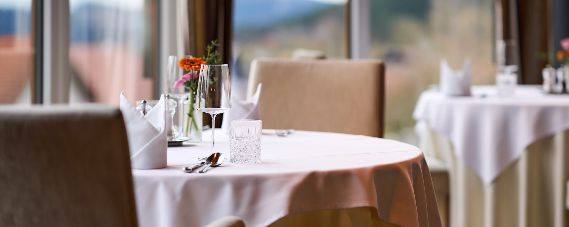 Gedeckter Tisch mit Ausblick im Restaurant des Hotel Oswald im Bayerischen Wald.